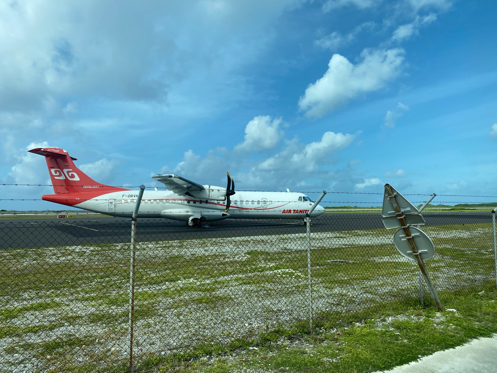 Avion Air Tahiti sur la piste de l'aéroport de Rangiroa
