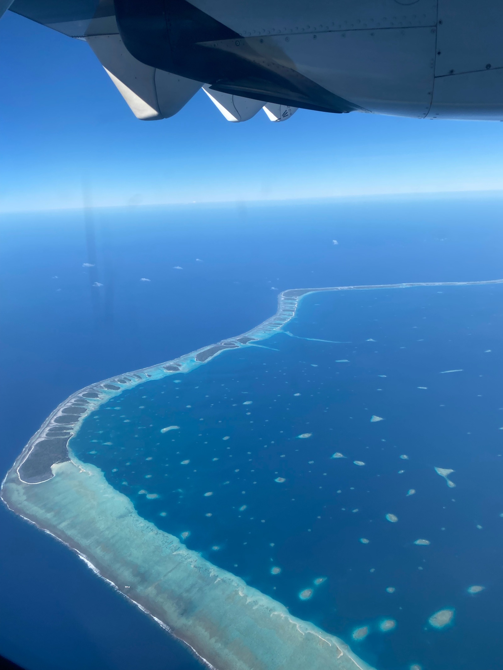 Récif et motu de Rangiroa vus d'avion