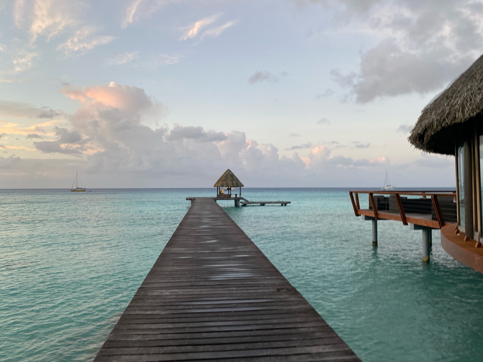 Ponton sur le lagon de Rangiroa au lever du jour
