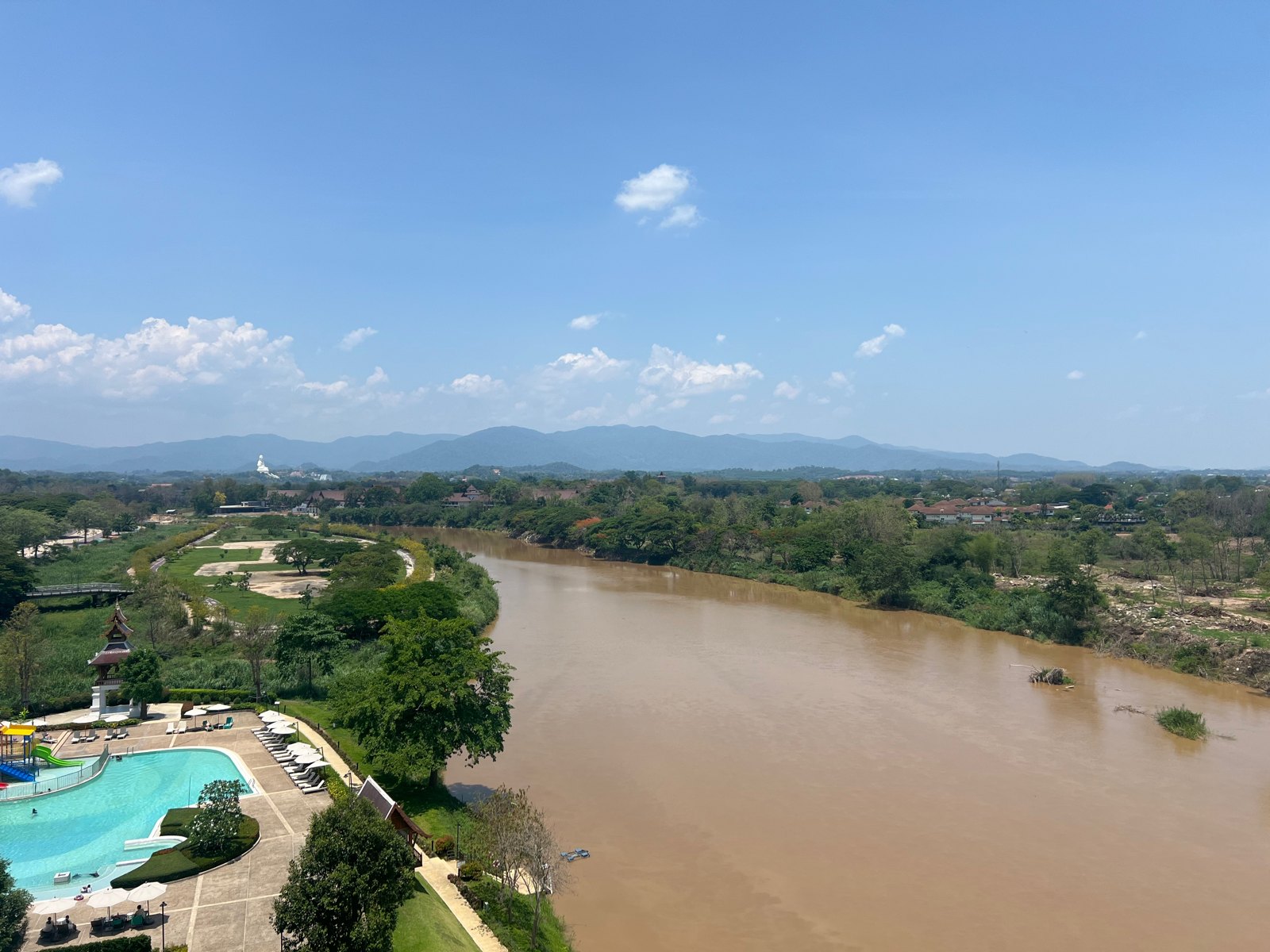 La rivière Kok et les montagnes vues depuis un hôtel de Chiang Rai