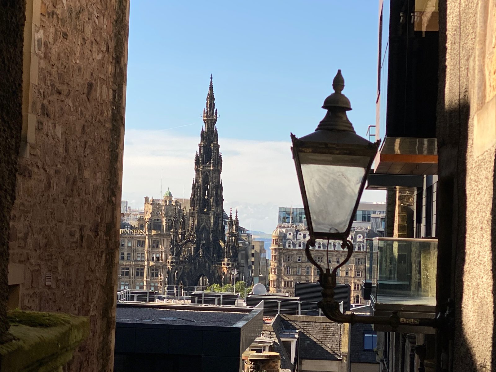 Le Scott Monument vu depuis une ruelle d'Édimbourg, avec un réverbère au premier plan