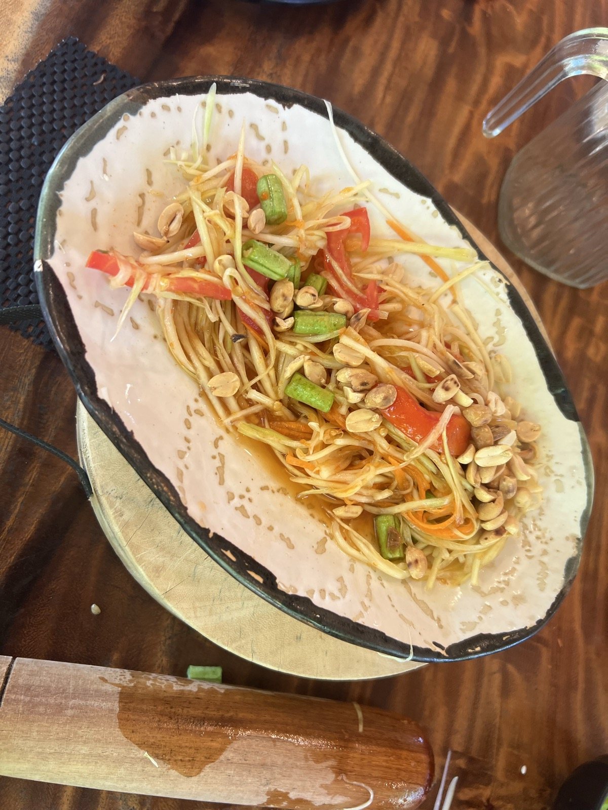 Salade de papaye verte som tum dressée dans une assiette