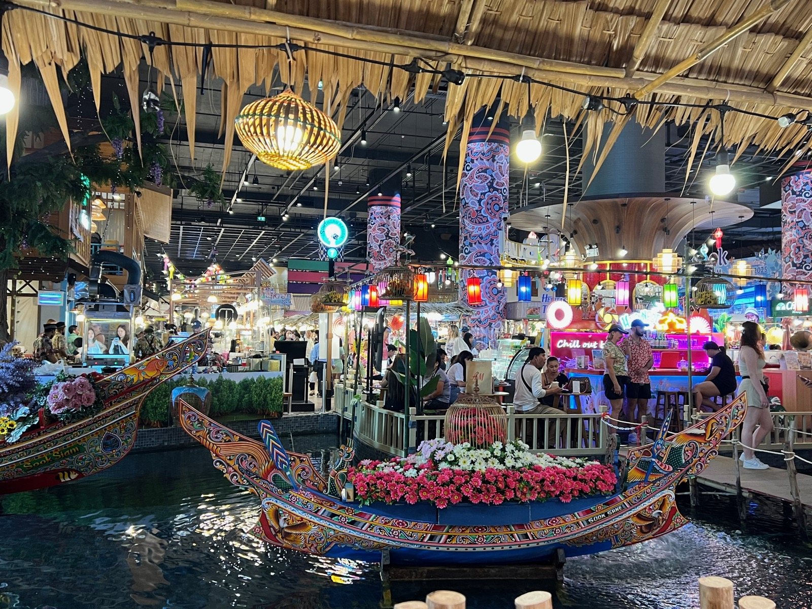 Marché flottant reconstitué à l'intérieur d'ICONSIAM