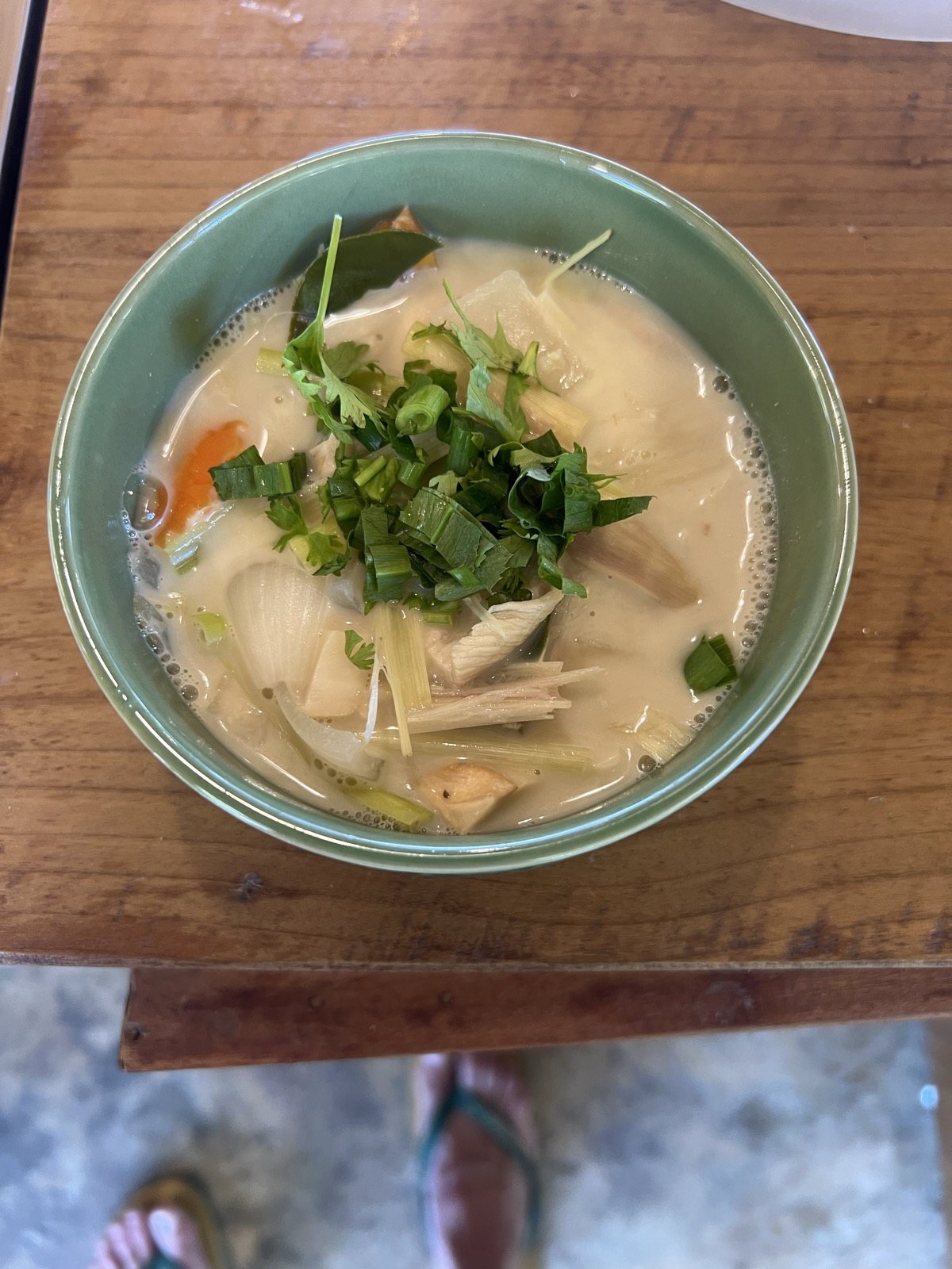 Bol de soupe tom kha kai au lait de coco et coriandre