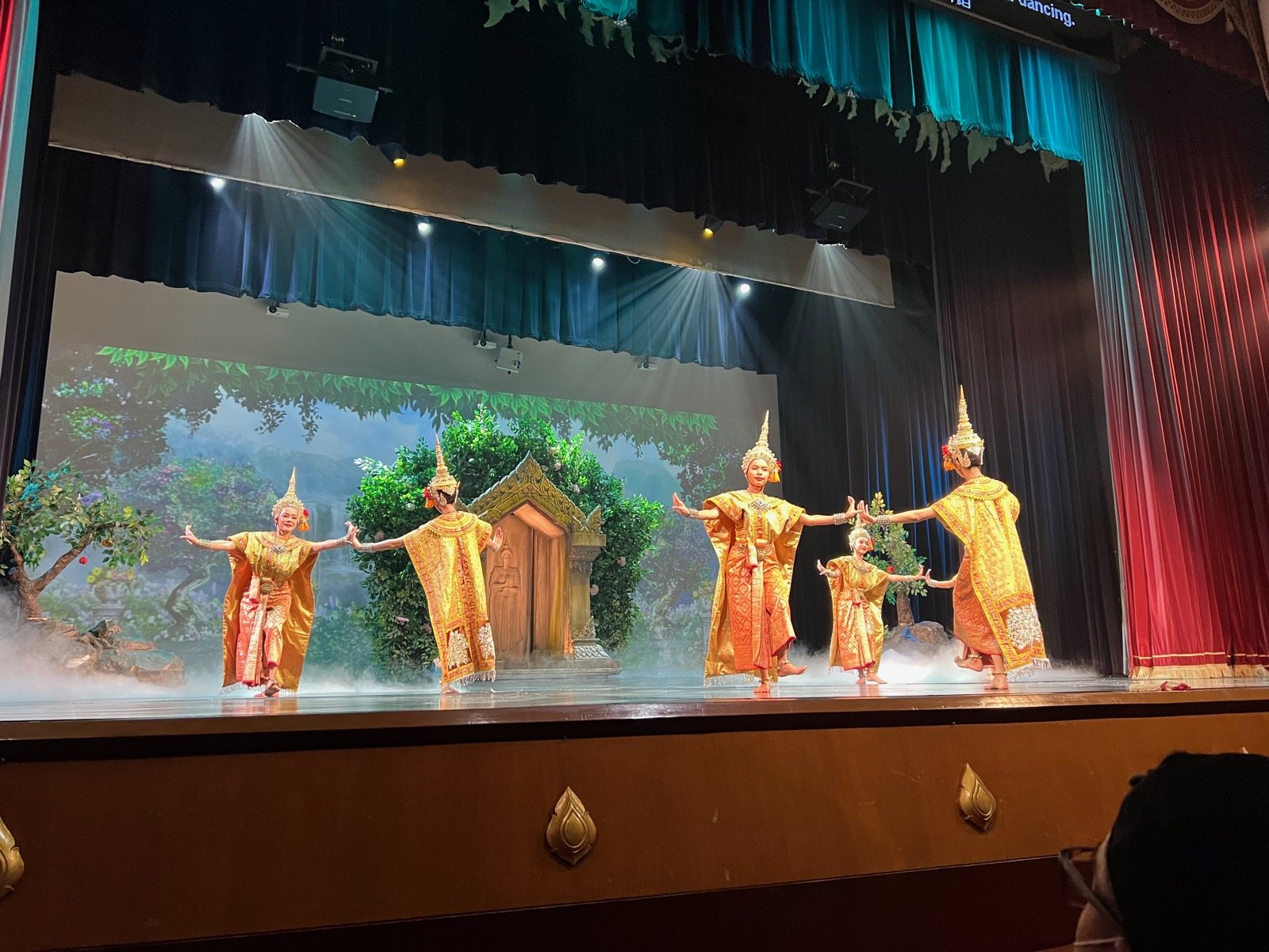 Danseurs en costumes dorés sur la scène d'un spectacle de Khon