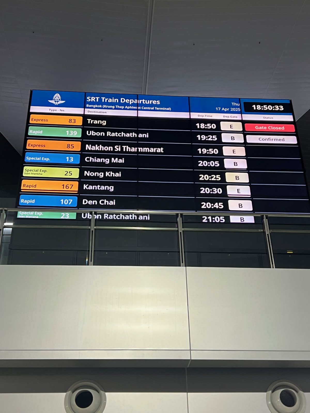 Tableau des départs de la gare Krung Thep Aphiwat avec le train de Chiang Mai à 20 h 05