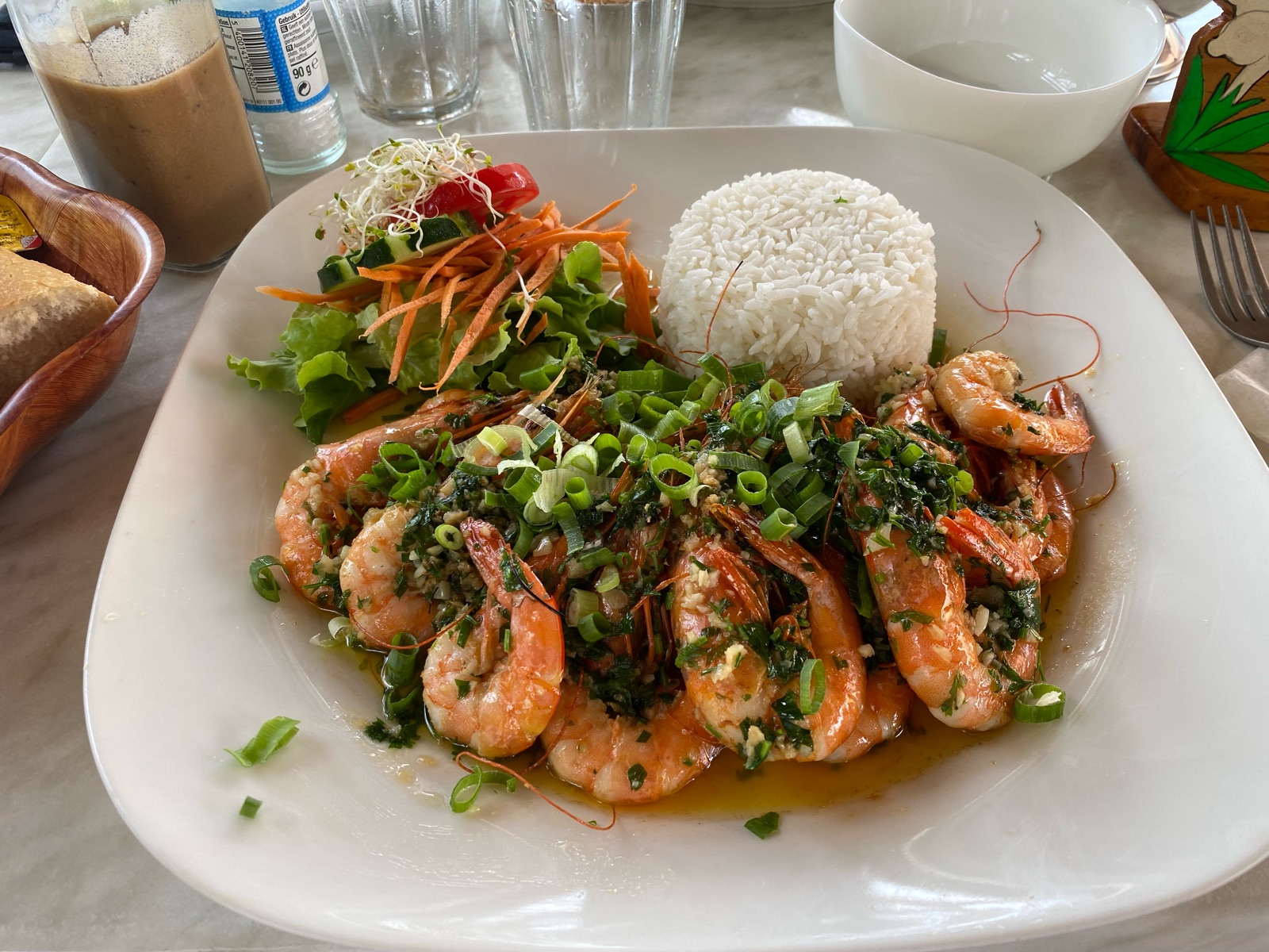 Assiette de crevettes et riz dans un restaurant de Tahiti