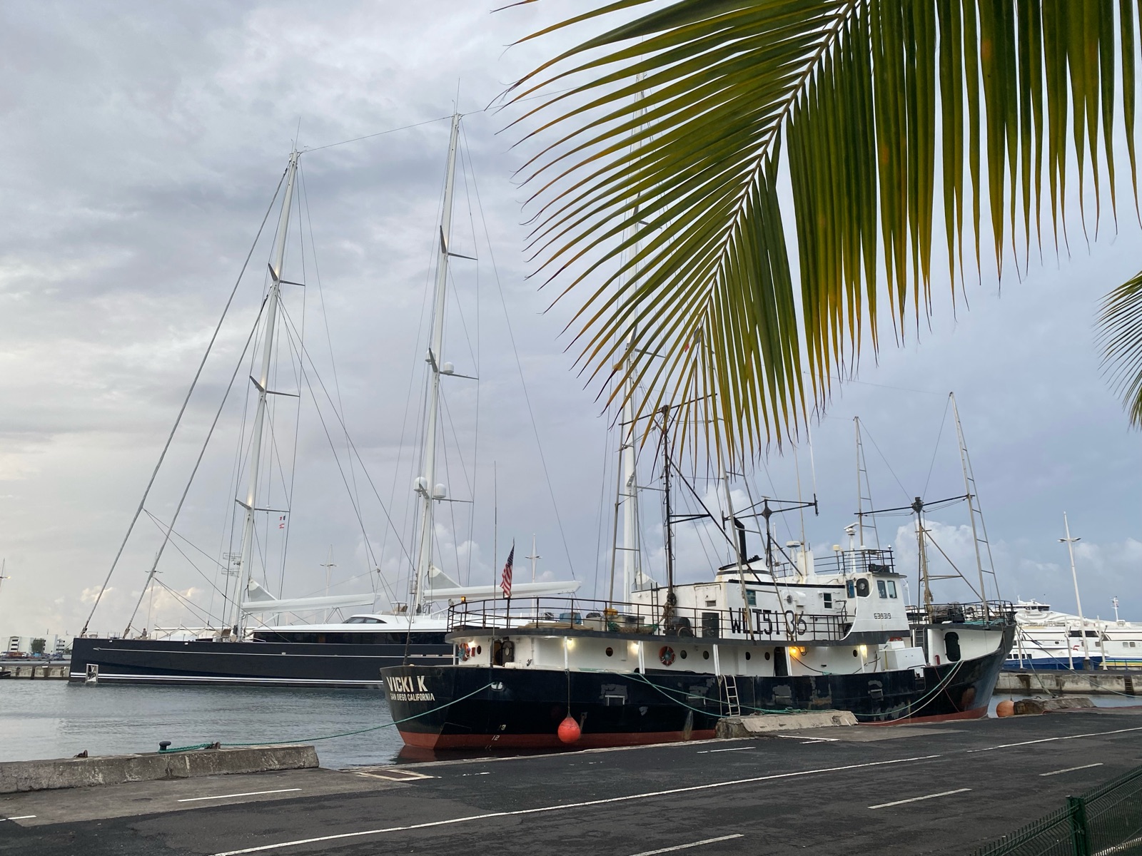 Goélette amarrée dans le port de Papeete