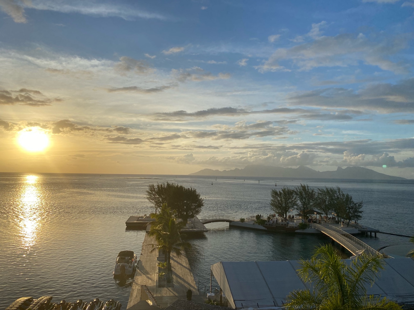 Coucher de soleil sur le lagon à Punaauia, Tahiti