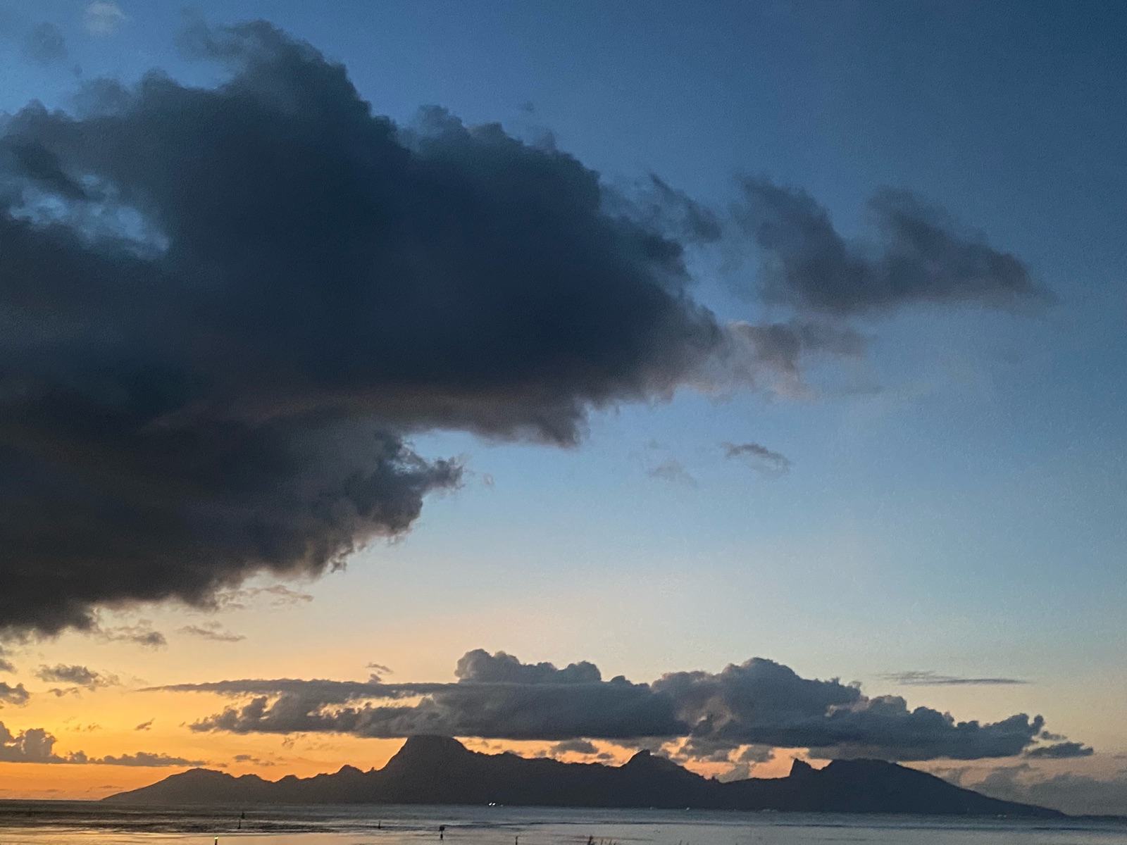 Silhouette de Moorea au coucher du soleil vue depuis Tahiti
