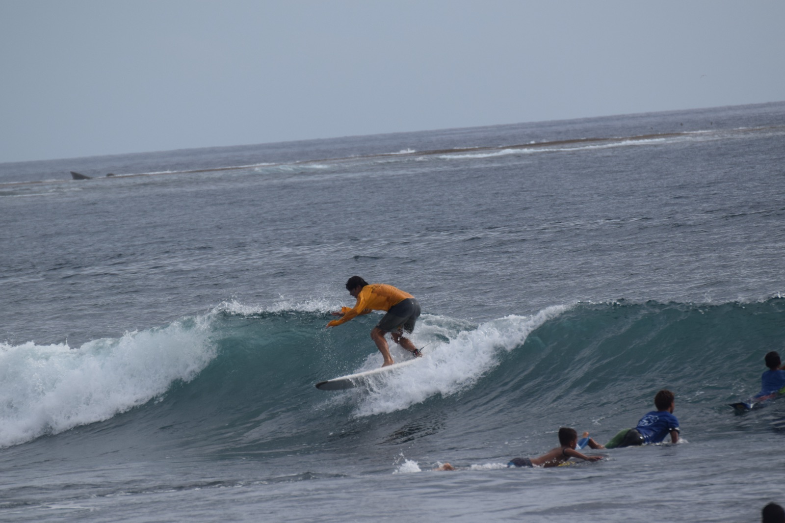 Surfeurs dans les vagues de la plage de Taharuu à Papara