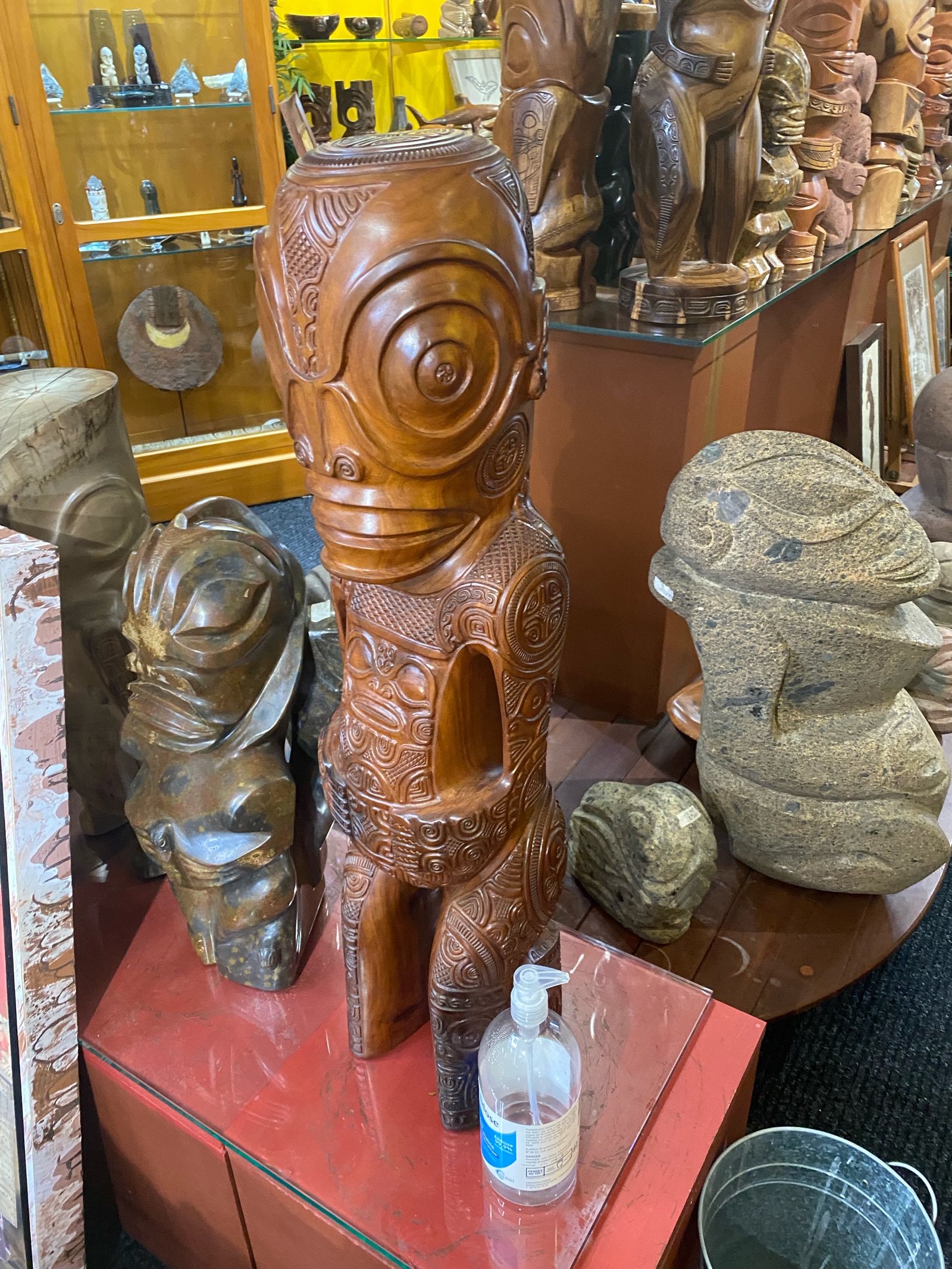 Tiki sculptés en vente au marché de Papeete