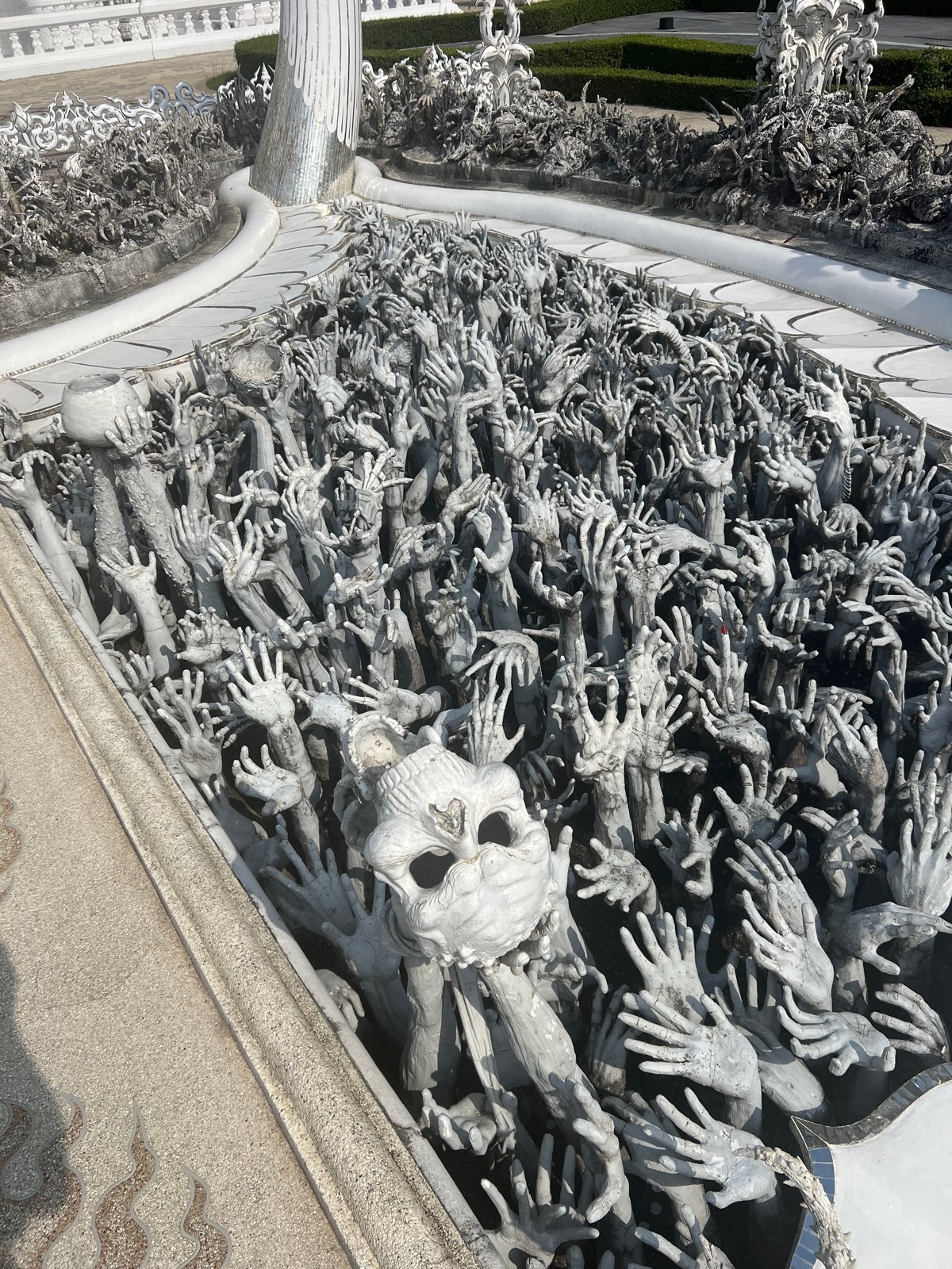 Fosse de mains tendues sculptées au pied du pont du Temple blanc