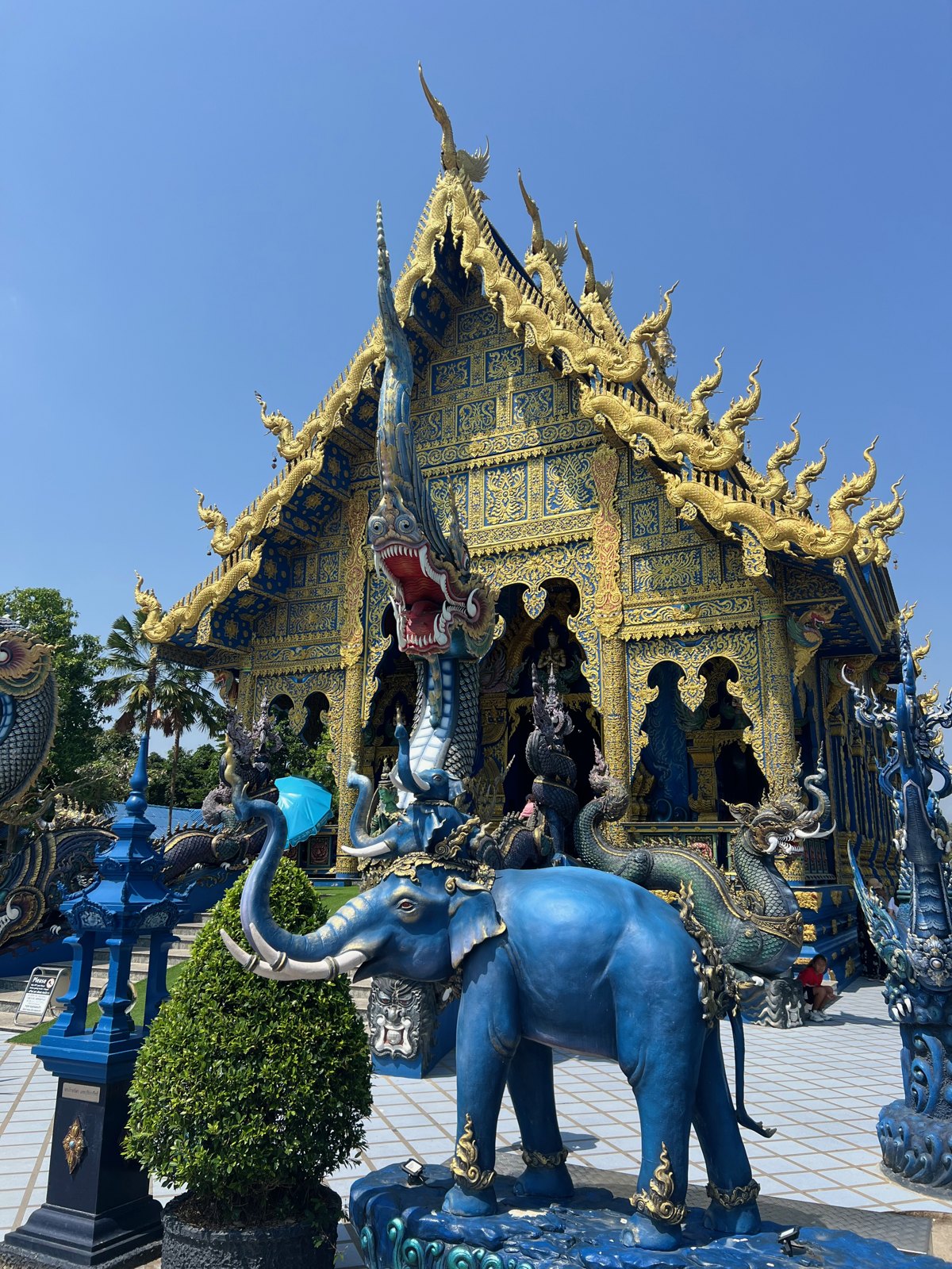 Façade du Temple bleu de Chiang Rai avec des éléphants bleus