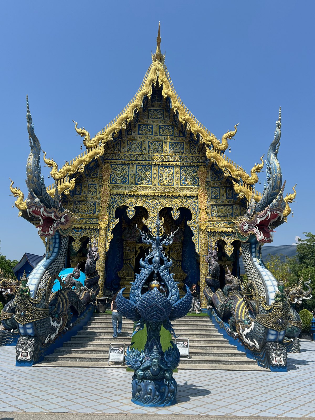 Façade bleue et dorée du Temple bleu de Chiang Rai