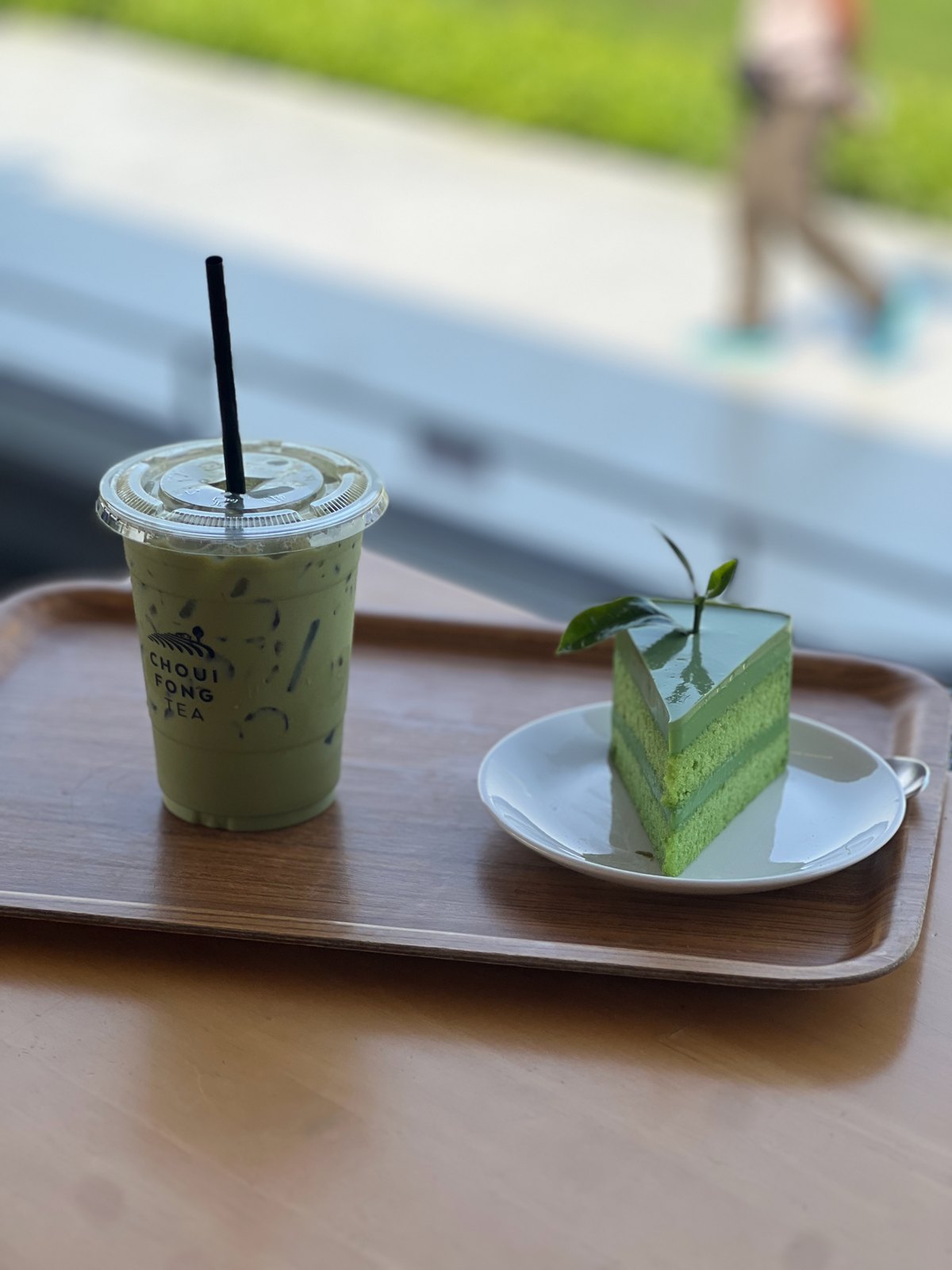 Thé glacé au matcha et gâteau sur un plateau au café de Choui Fong