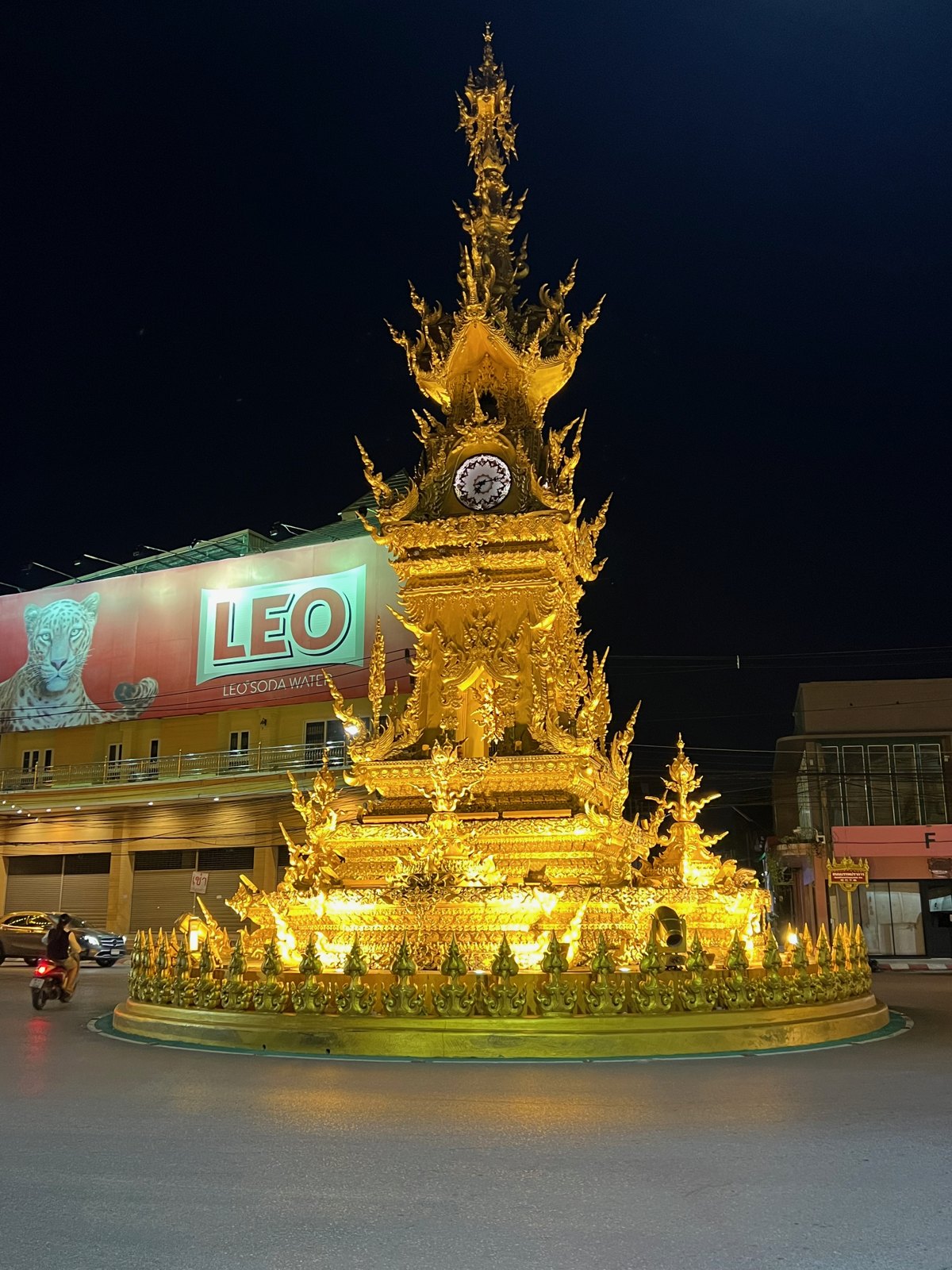 La tour de l'Horloge dorée de Chiang Rai illuminée la nuit