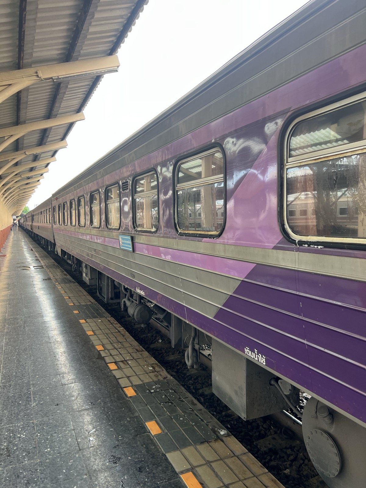 Voitures violettes du train de nuit à quai en gare de Chiang Mai