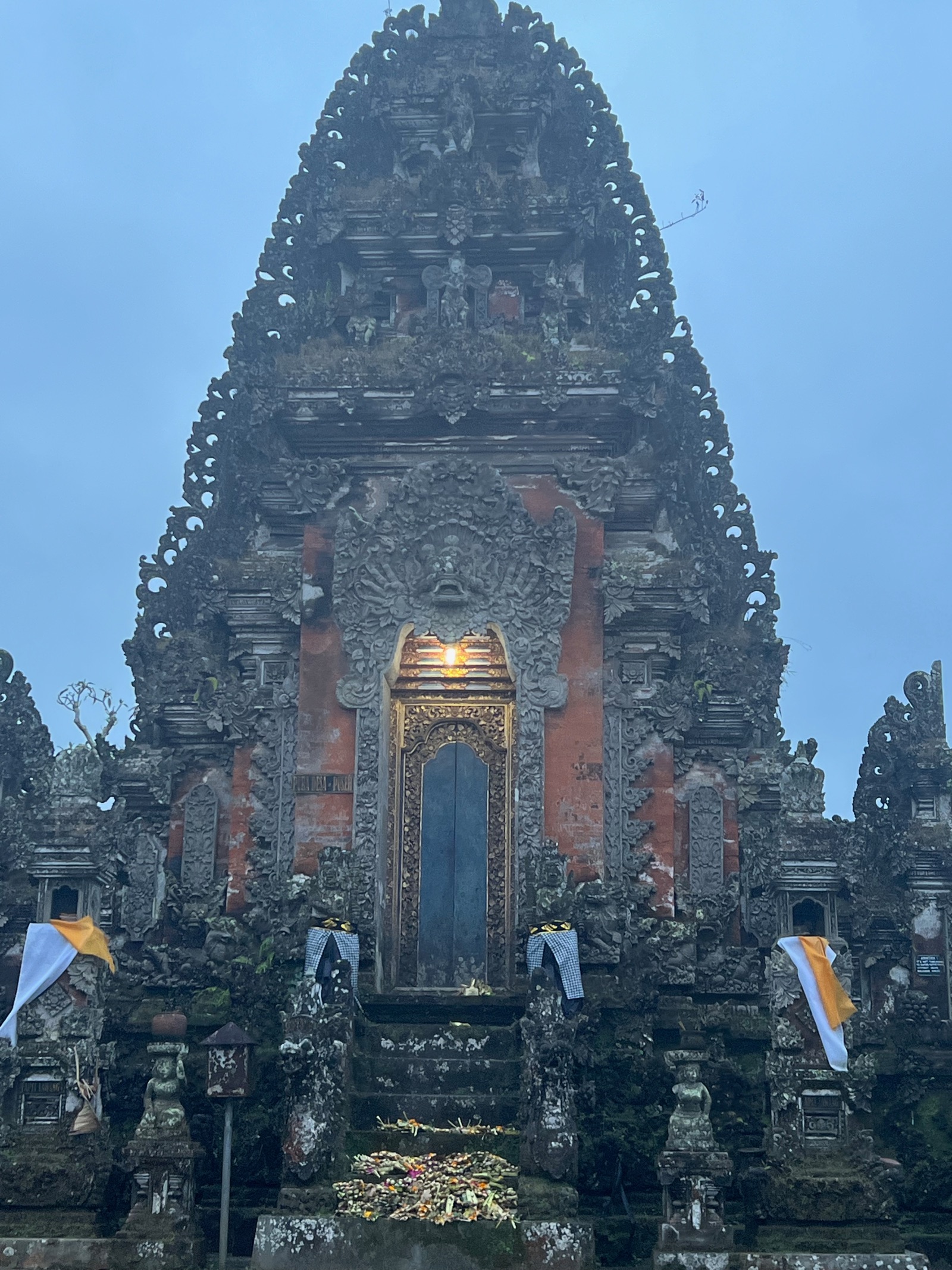 Tour sculptée d'un temple balinais près d'Ubud