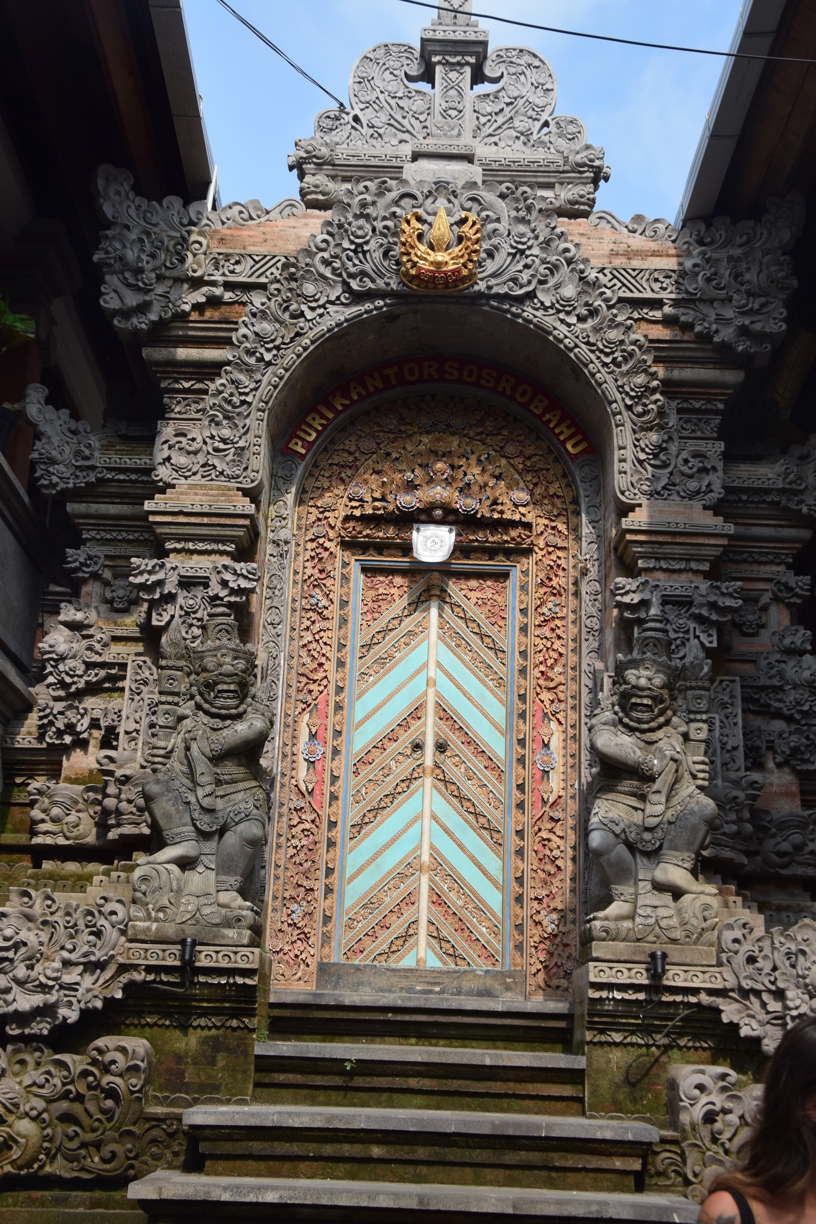 Porte de temple en pierre sculptée à Ubud