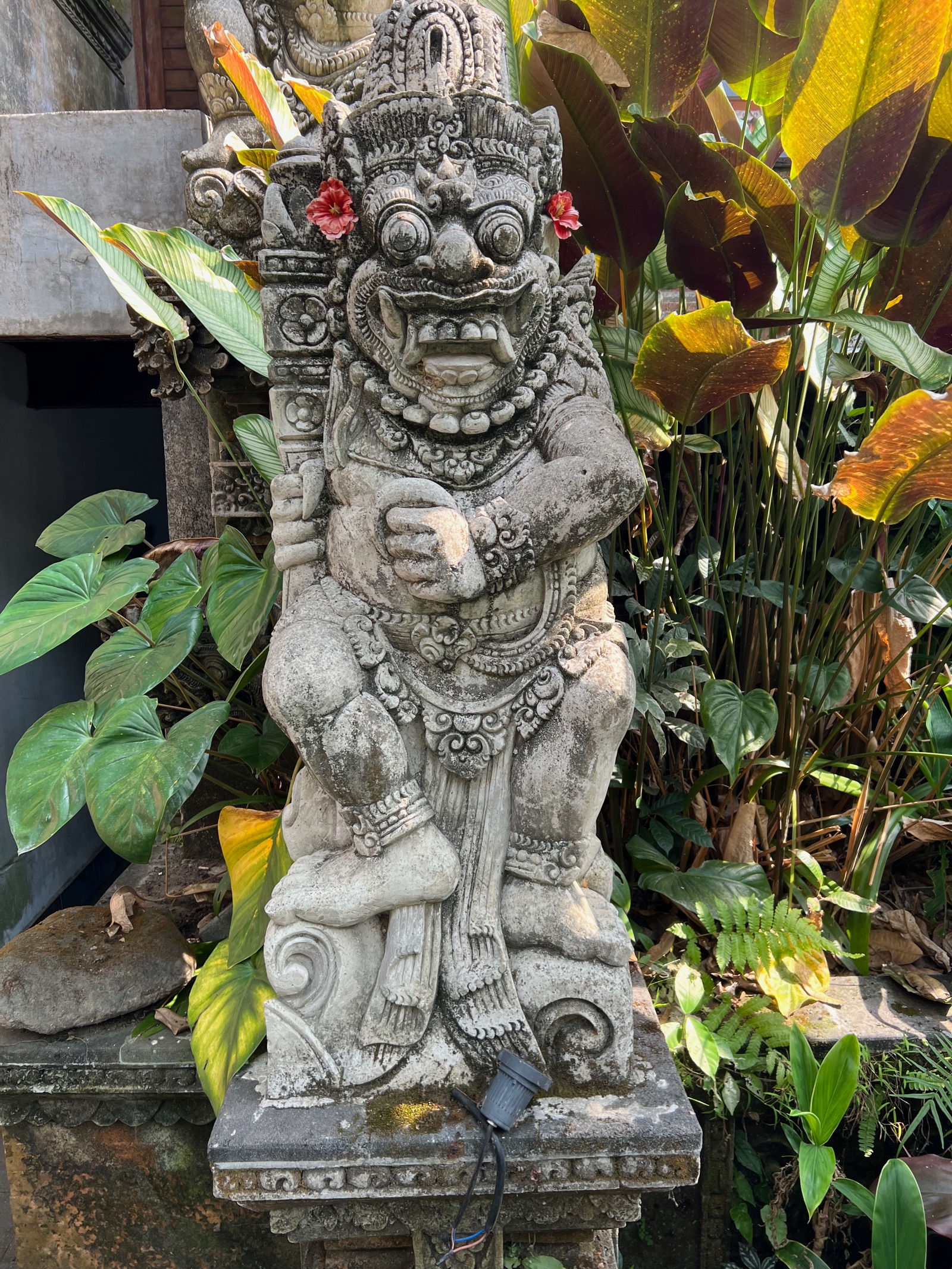 Statue de gardien en pierre devant un temple à Ubud