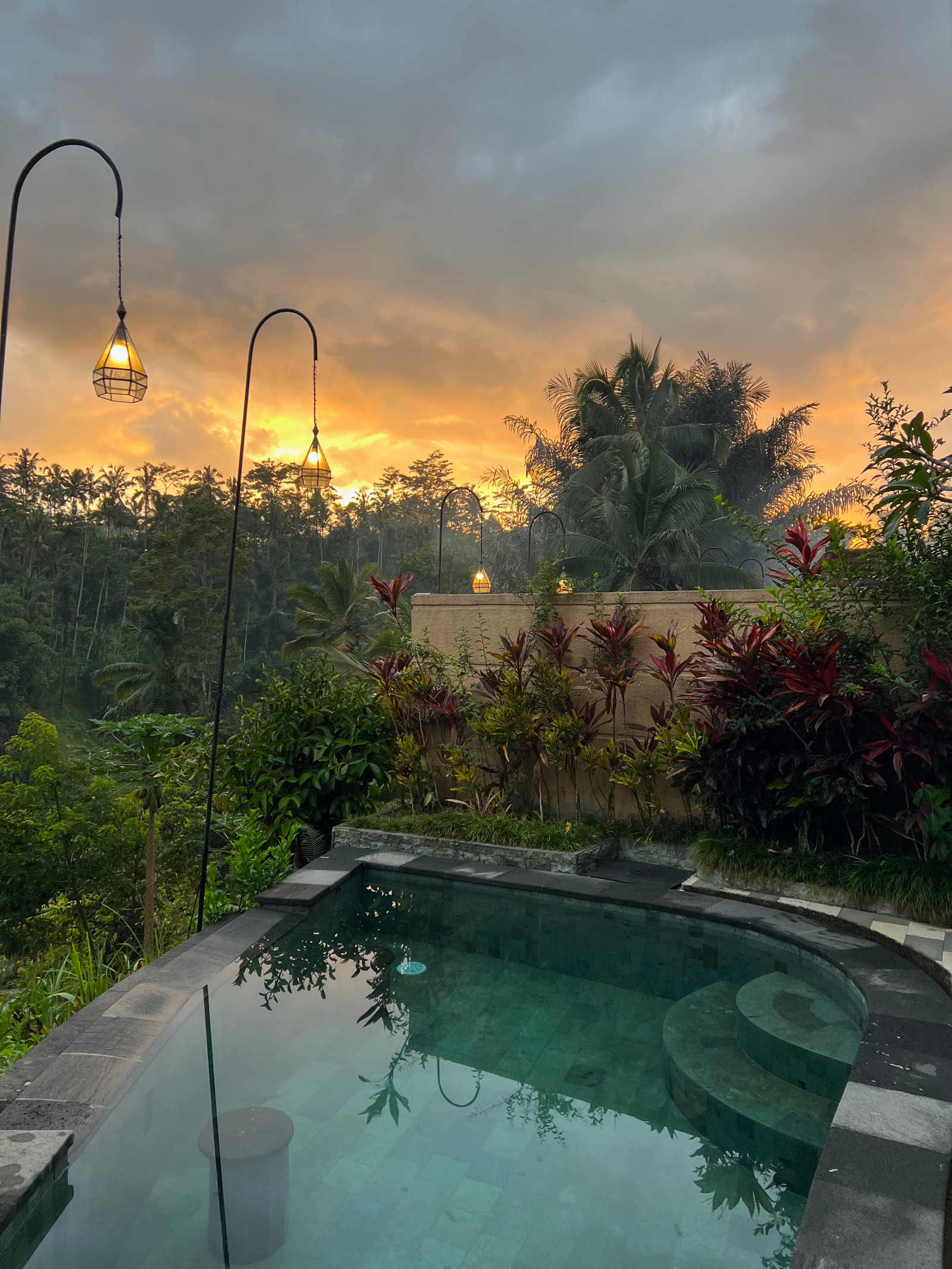 Piscine privée d'une villa au crépuscule près d'Ubud