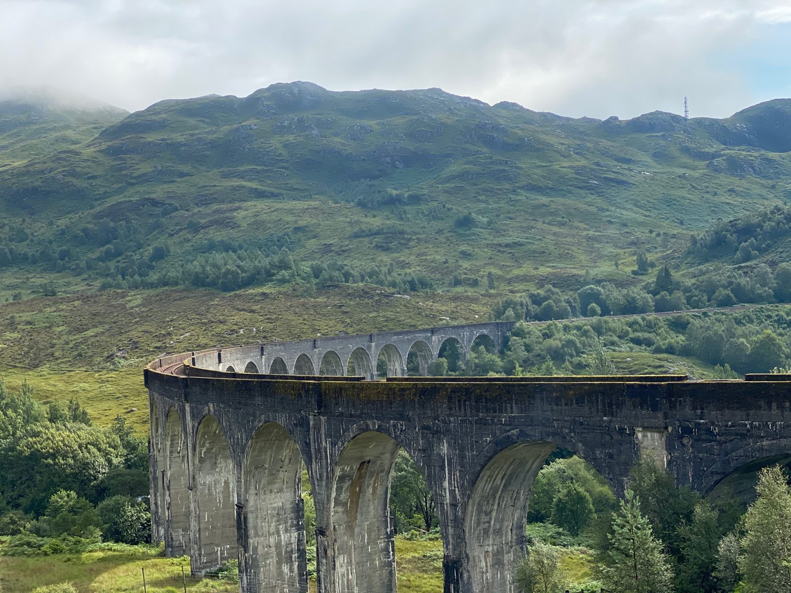 Le viaduc de Glenfinnan et ses arches dans la vallée verdoyante