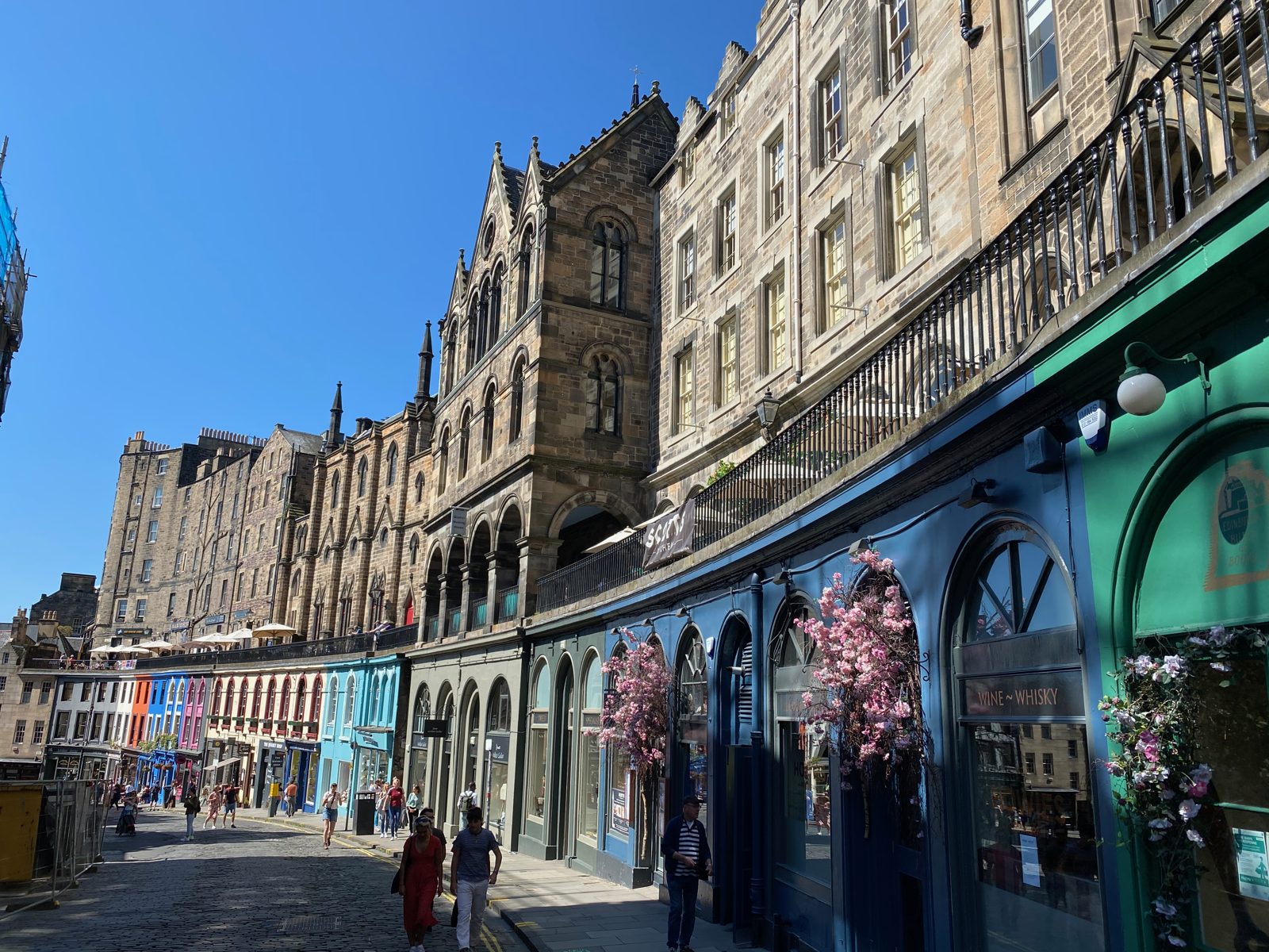 Victoria Street et ses façades colorées dans la vieille ville d'Édimbourg