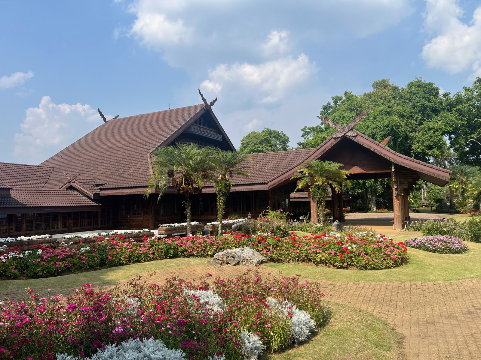 Chalet de bois de la villa royale de Doi Tung et ses massifs fleuris