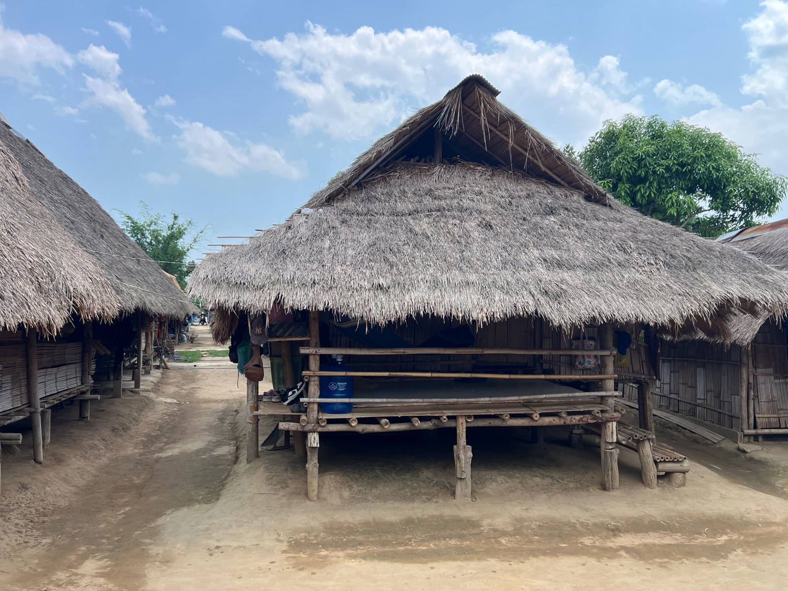 Maisons sur pilotis aux toits de chaume dans un village kayan près de Chiang Rai