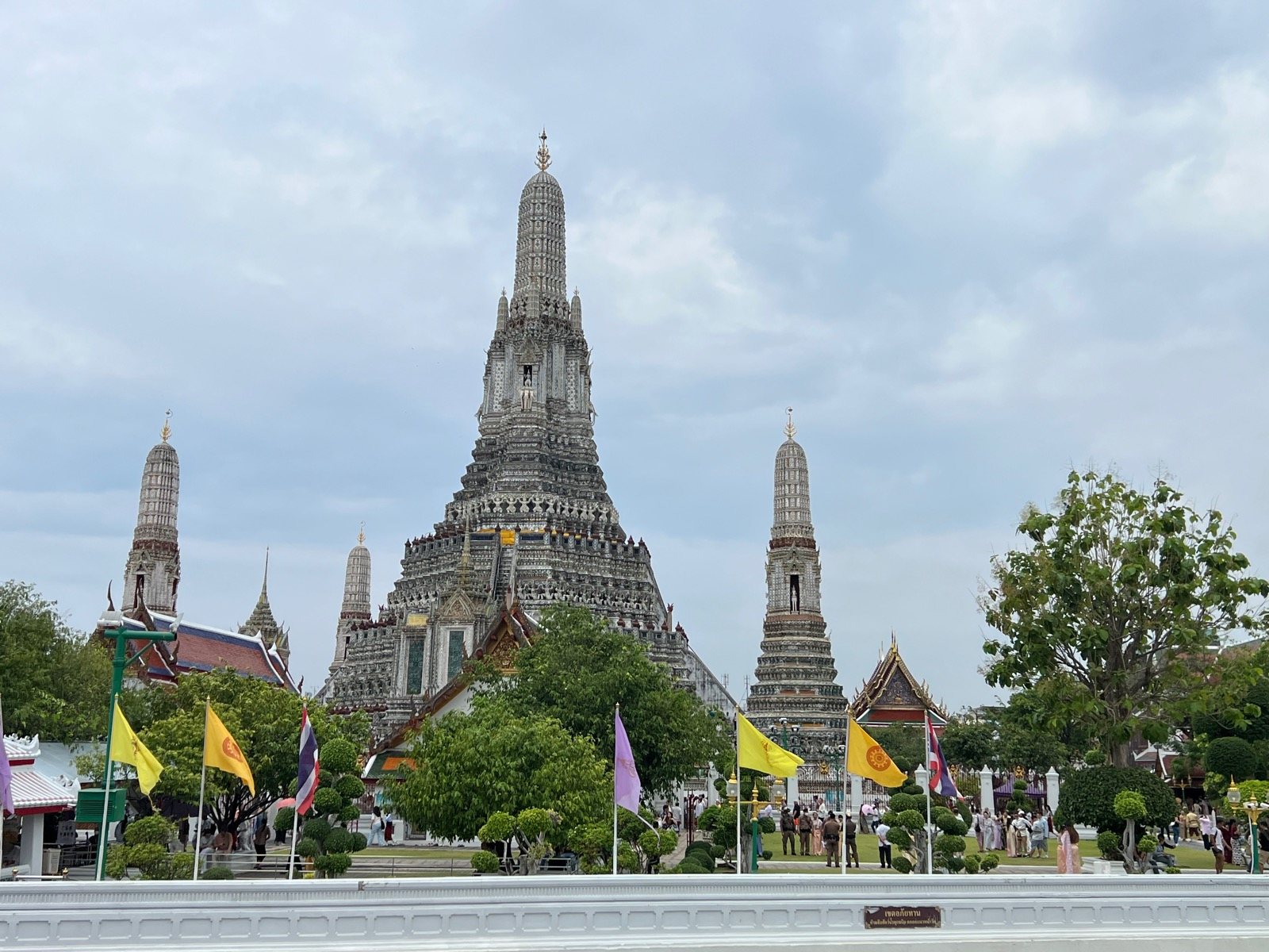 Le Wat Arun et ses prangs, au bord de la Chao Phraya