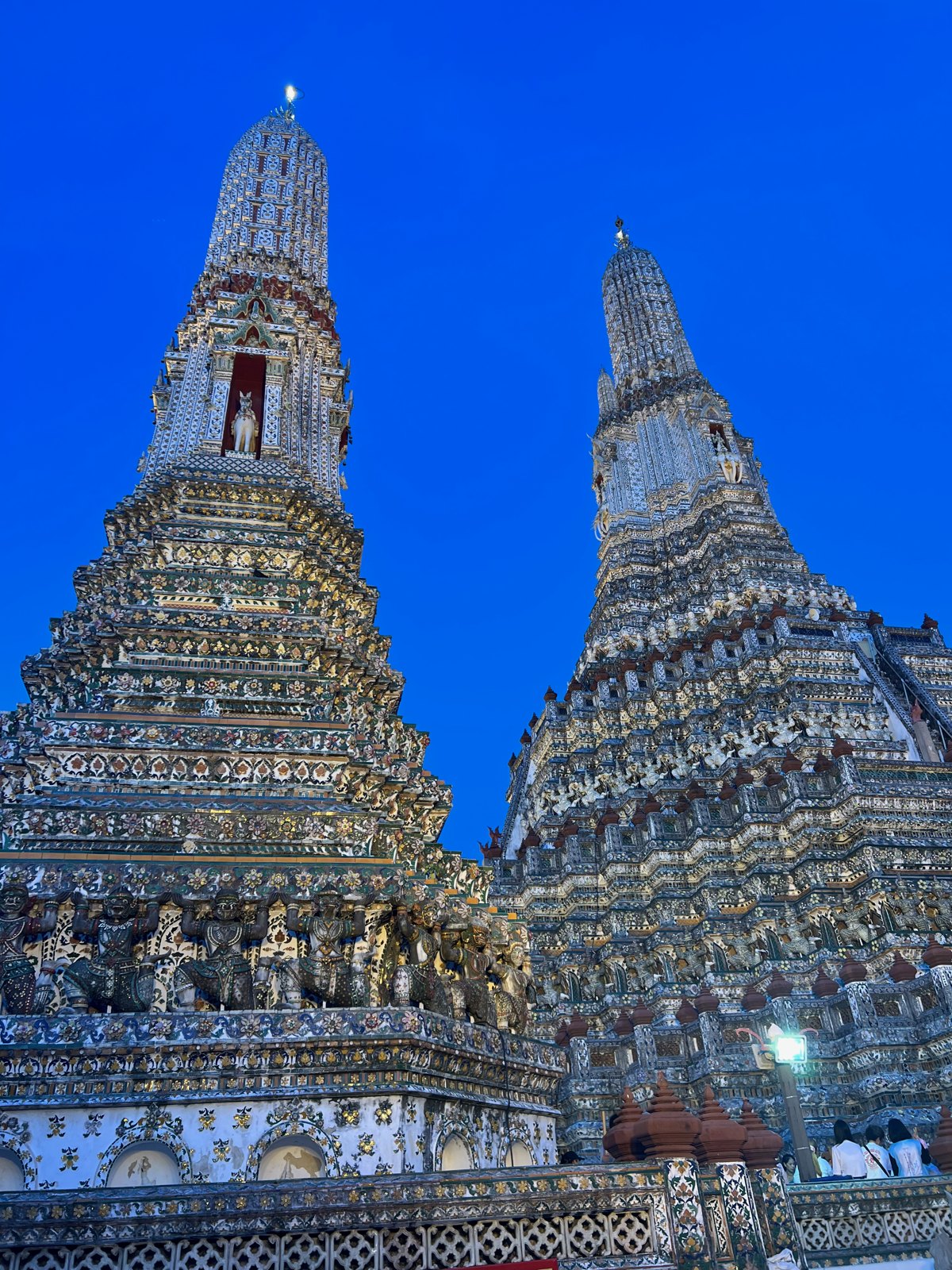 Les prangs du Wat Arun illuminés à la tombée de la nuit