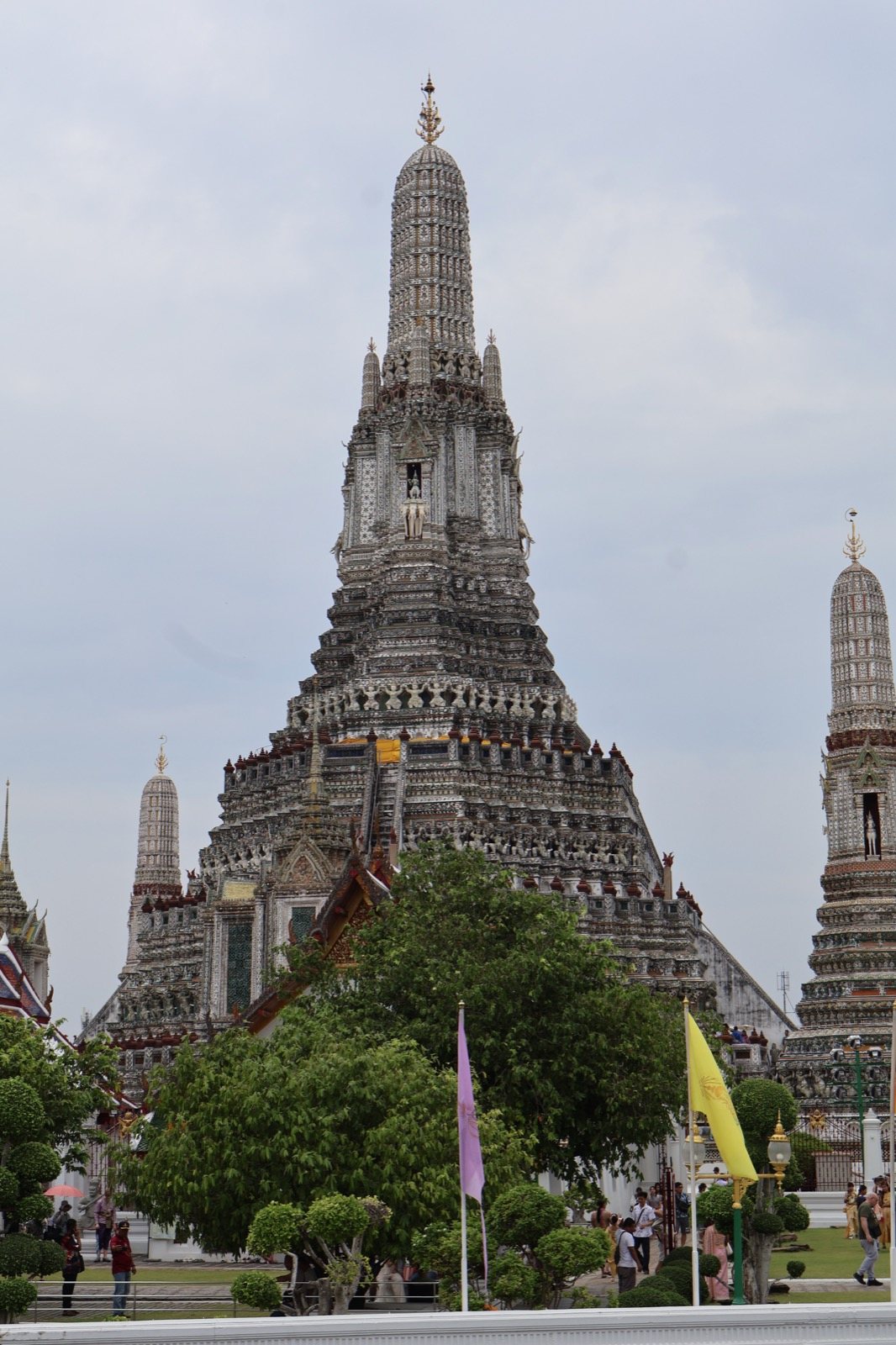 Prang central du Wat Arun couvert de porcelaine