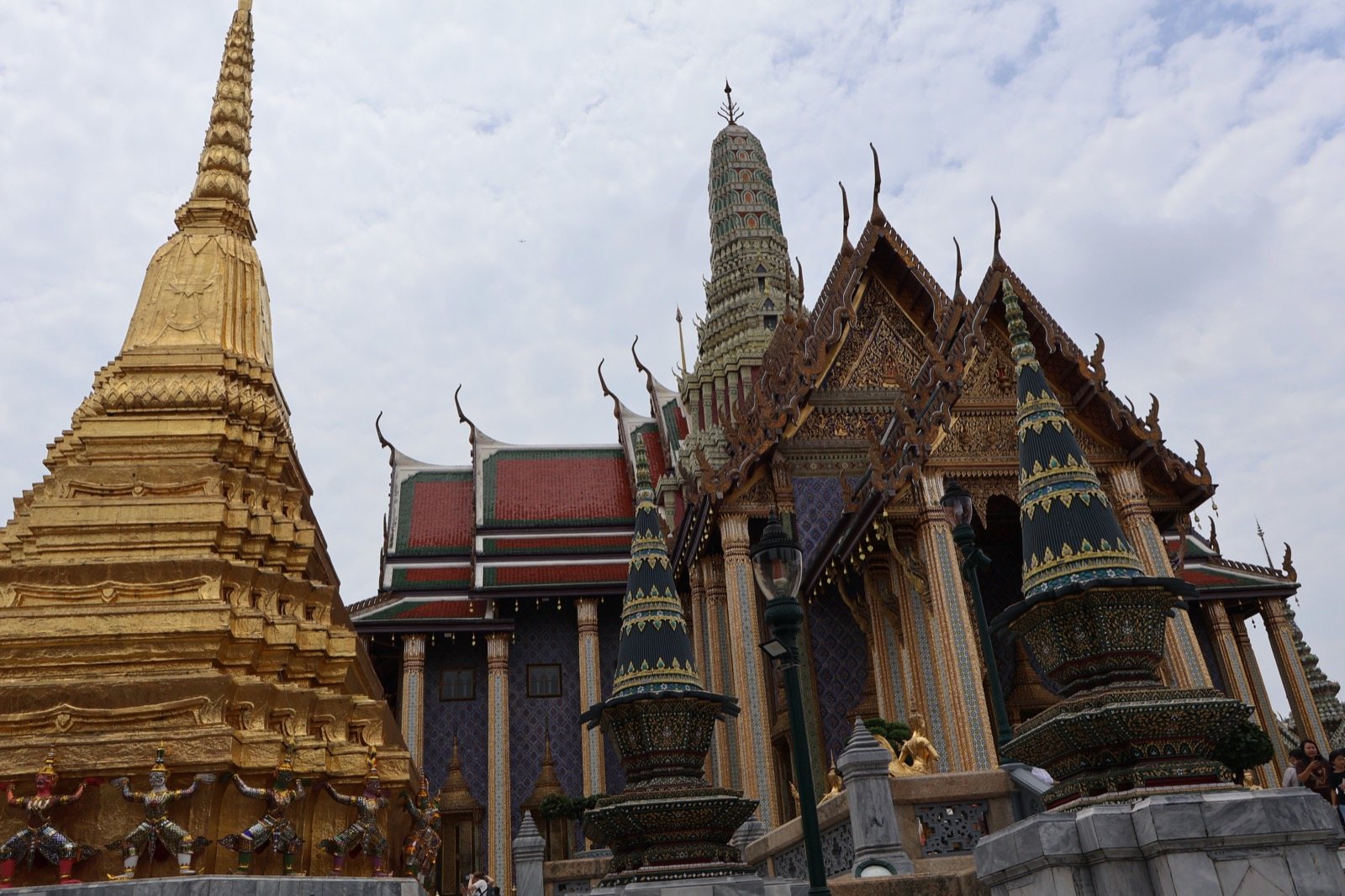 Chedi doré et pavillon royal du Wat Phra Kaew